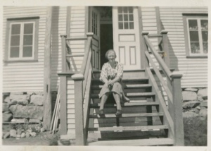 Image: Freida Hettasch sitting on steps of Hettasch home
